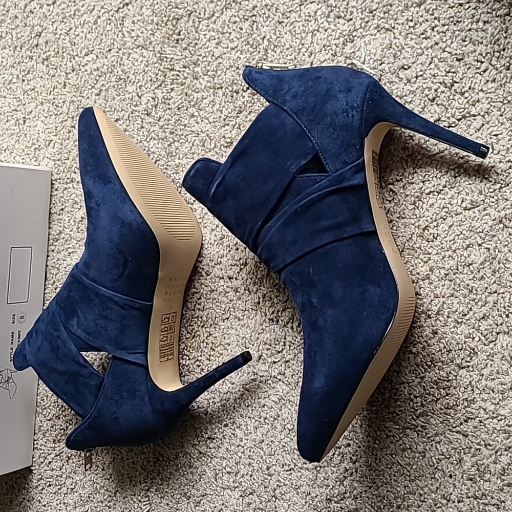 🎉Host Pick🎉 White house black market Chloe Side Twist Shootie - Picture 4 of 11